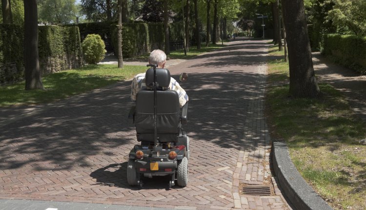 Oudere heer op een scootmobiel