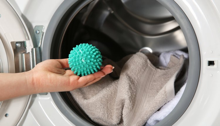 Drogerbal in de trommel van een wasmachine