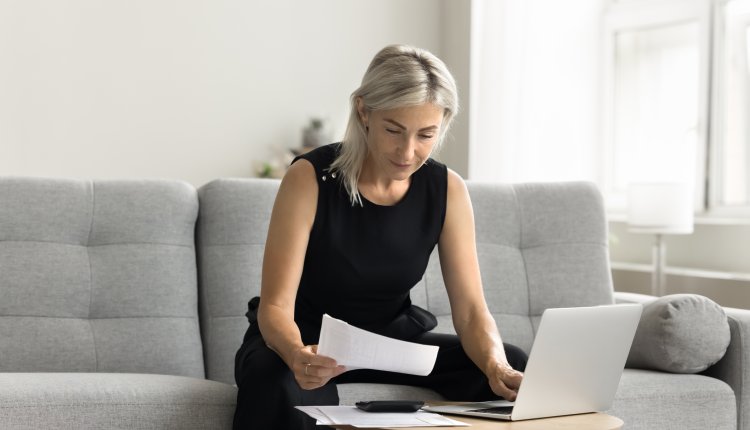 Vrouw is bezig met de financiering van haar badkamer