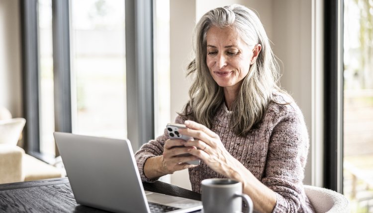 Vrouw doet werk achter haar bureau