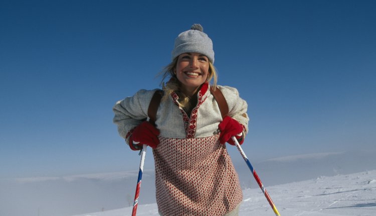 Wintersport vrouw op skis