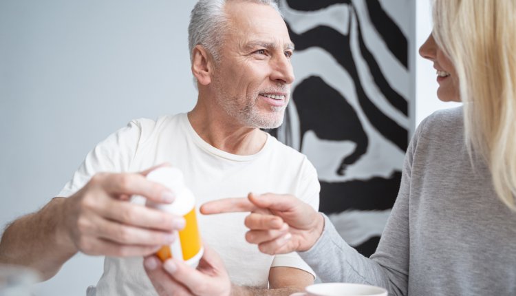 man neemt medicijn in