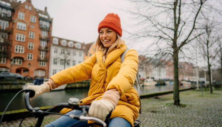 Jonge vrouw op fiets in Nederland