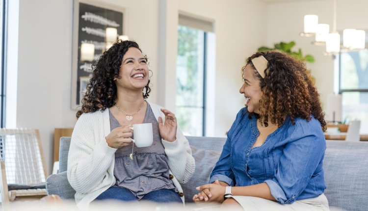 Vrouwen zitten gezellig koffie te drinken