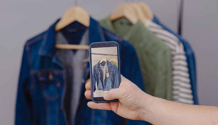 Tweedehands kleding verkopen met behulp van smartphone