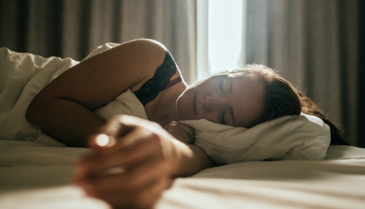 Vrouw slaapt in de ochtend