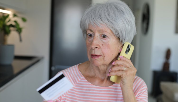 Vrouw wordt gebeld door bank. Proberen ze haar op te lichten?