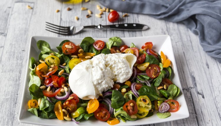 Bol burrata op een salade