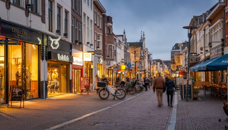 Koopavond in Nederland, een lege winkelstraat in Amersfoort