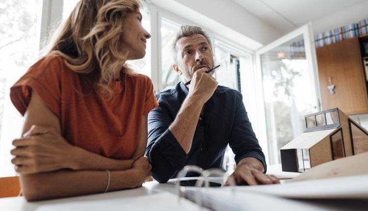 Man en vrouw zijn aan het praten over de erfenis