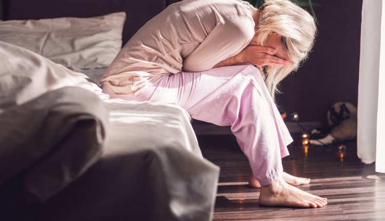 Vrouw met pijn op bed