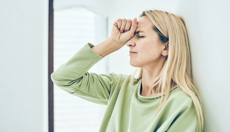 vrouw heeft last van hoofd