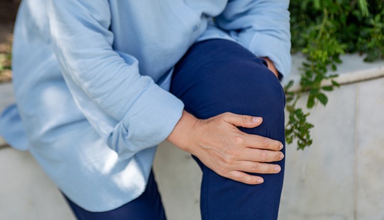 vrouw is door knie gegaan