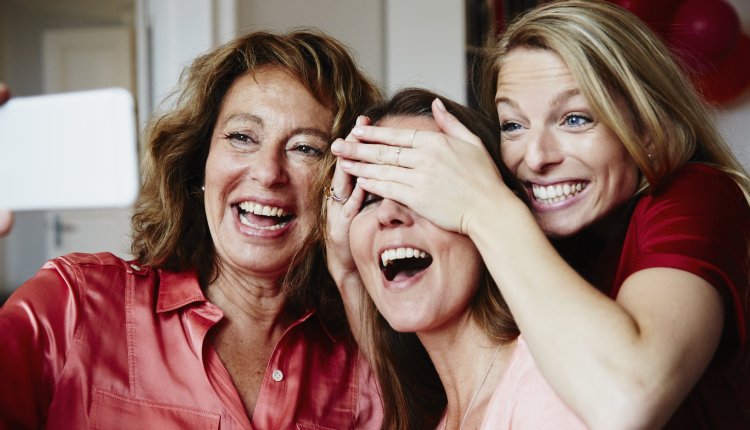 Moeder met 2 volwassen dochters krijgen een verrassing