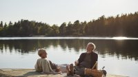 Picknick aan het water met twee partners