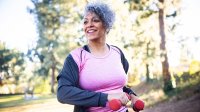 Vrouw aan het sporten in de buitenlucht