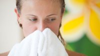 Vrouw droogt zich af met witte handdoek