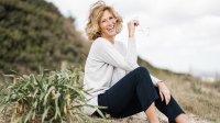 Vrolijke knappe vrouw op het strand