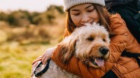 Vrouw met hondje in de herfst