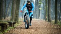 Fatbike oudere man in het bos