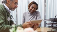 Man en vrouw zijn bezig met vragen over zorgverzekering