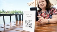 QR code vrouw moet betalen op terras