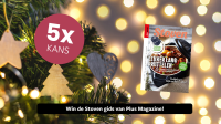 Promotieafbeelding voor de Stoven-gids van Plus Magazine met 5x kans om te winnen, afgebeeld tegen een feestelijke kerstboom met lichtjes en houten decoraties.