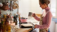 Vrouw maakt koekjes aan het aanrecht