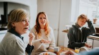 Ruziende familie aan de keukentafel