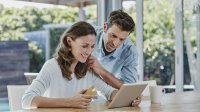 Man en vrouw samen achter de laptop