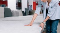 Vrouw test matras in winkel