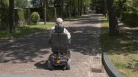 Oudere heer op een scootmobiel