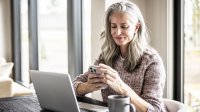 Vrouw doet werk achter haar bureau