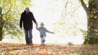 Man wandelt met kleinkind in het bos