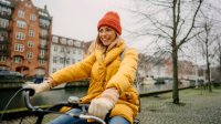 Jonge vrouw op fiets in Nederland