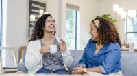 Vrouwen zitten gezellig koffie te drinken