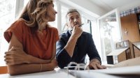 Man en vrouw zijn aan het praten over de erfenis