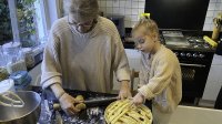 grootmoeder en kleindochter bakken appeltaart