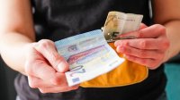 Vrouw met contant geld in haar hand