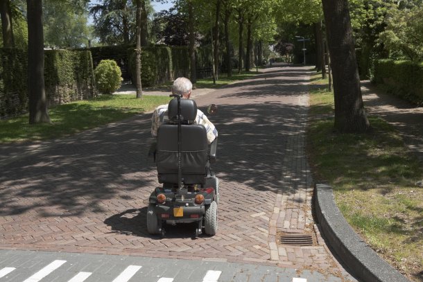 Oudere heer op een scootmobiel