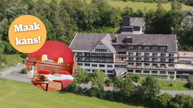 Dronebeeld van een hotel in een groene omgeving met een cirkelvormige inzet van een luxe hotelkamer met champagne en fruit. Gele cirkel met de tekst 'Maak kans!