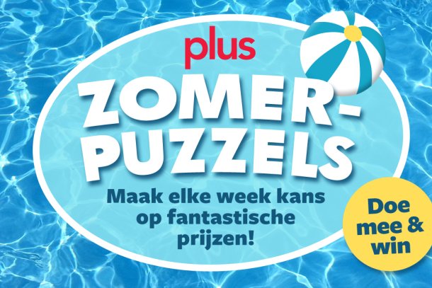 De afbeelding toont een zomerse poster met een zwembad achtergrond. In het midden staat "plus ZOMERPUZZELS" en daaronder "Maak elke week kans op fantastische prijzen!" Rechtsboven is een strandbal en rechtsonder een gele cirkel met "Doe mee & win".