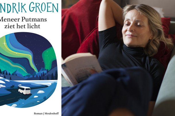 Vrouw leest op de bank een boek van Hendrik Groen