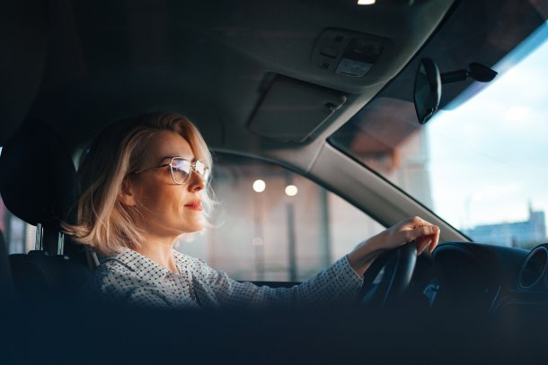 Vrouw bestuurt een auto