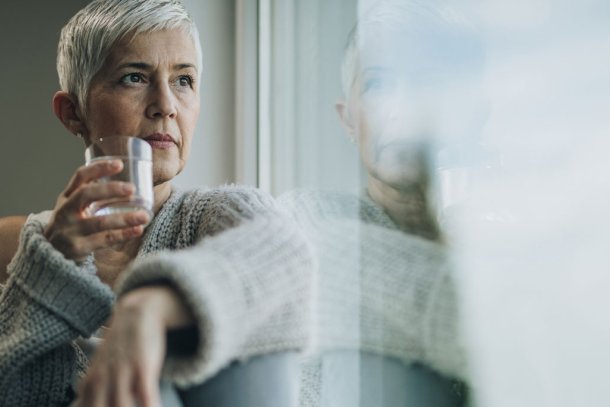 Vrouw drinkt glas water