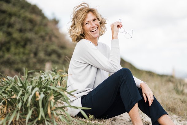 Vrolijke knappe vrouw op het strand