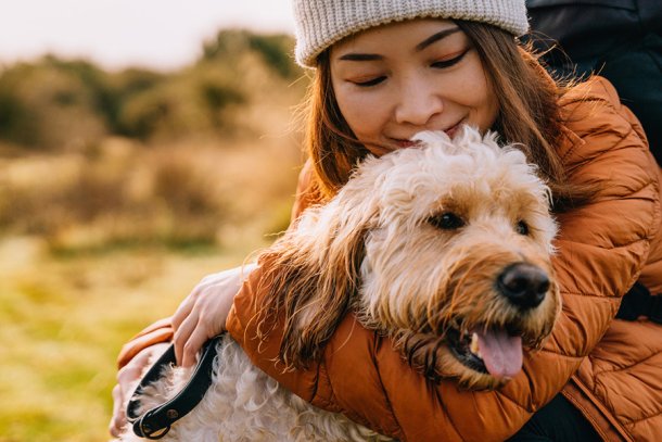 Vrouw met hondje in de herfst