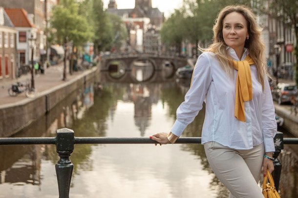 Vrouw op een brug in Amsterdam poserend