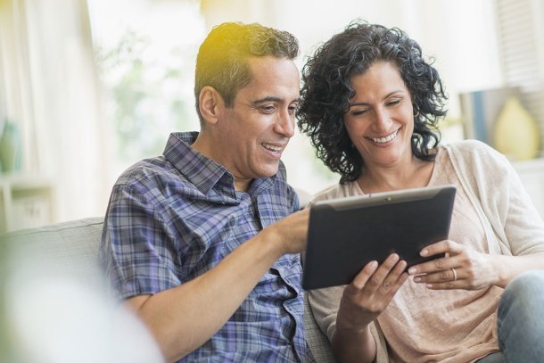 Ouder koppel met tablet op de bank