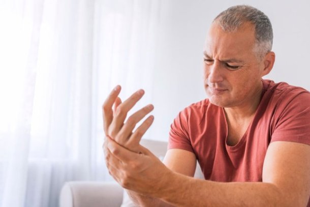 Man met pijnlijke hand - is het een skiduim?